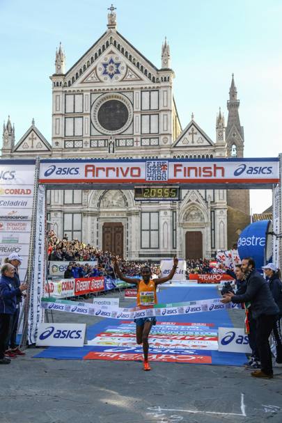 Arrivo del vincitore etiope, Tujuba Beyu Megersa alla 32esima Firenze Marathon (Ansa)